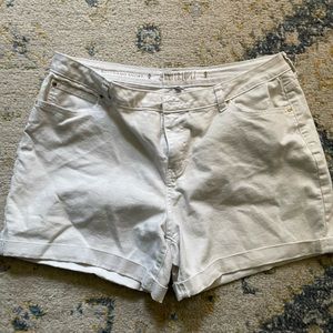 Jennifer Lopez white shorts